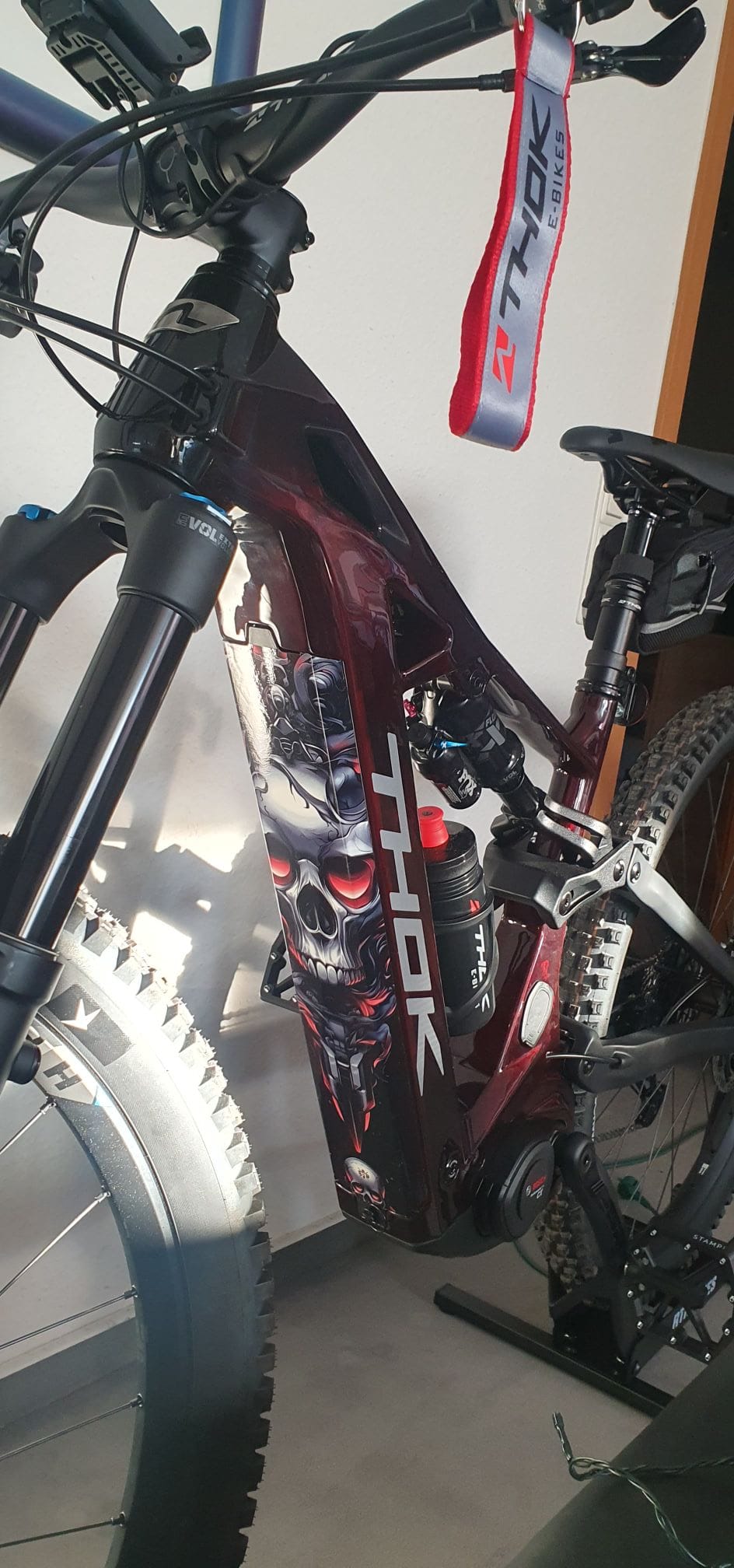 Sons of Battery® - E-MTB Brand & Community Folien & Sticker Metalskull (Totenkopf) - Akku Abdeckung Cover Universal / Schutzfolie / für alle E-Bikes E-Bike-Community