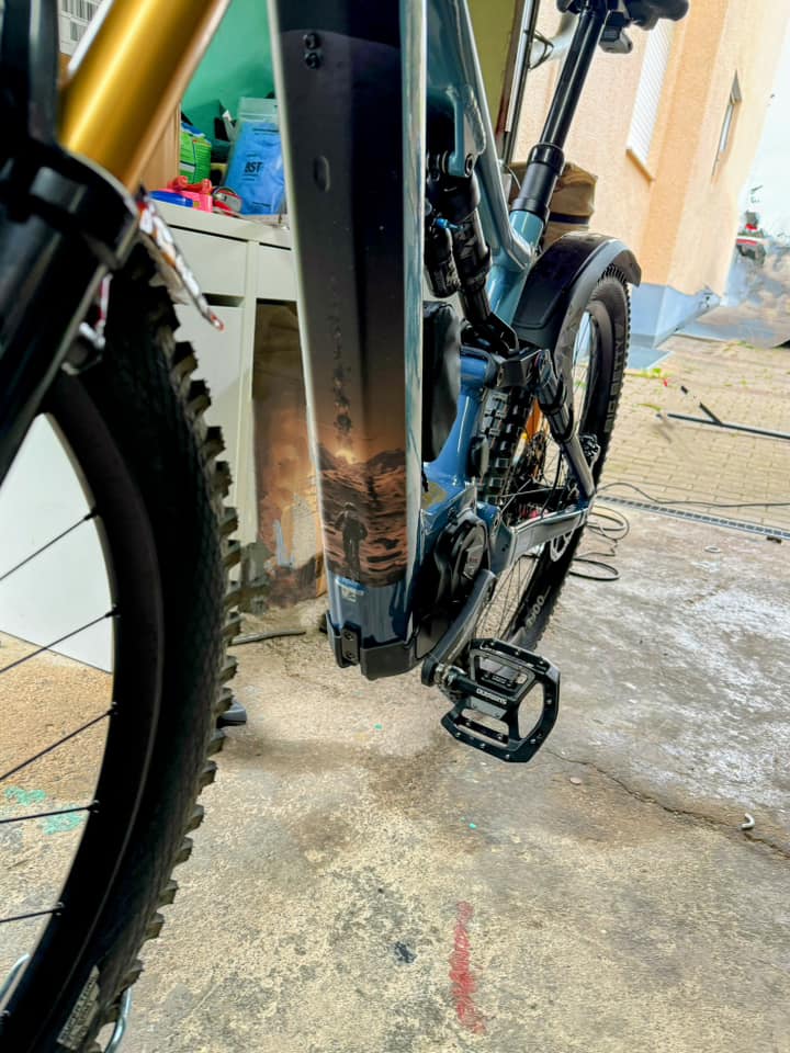 Sons of Battery® - E-MTB Brand & Community Folien & Sticker Moon - Akku Abdeckung Cover Universal / Schutzfolie / Unterrohr für alle E-Bikes auch Cube 750 wh oder 625 wh E-Bike-Community