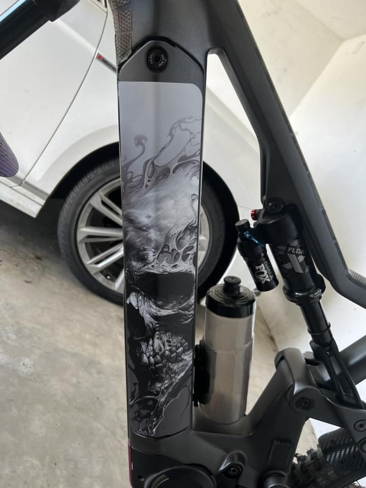 Sons of Battery® - E-MTB Brand & Community Folien & Sticker Skull 1 - Akku Abdeckung Cover Universal / Schutzfolie / Unterrohr für alle E-Bikes auch Cube 750 wh oder 625 wh E-Bike-Community