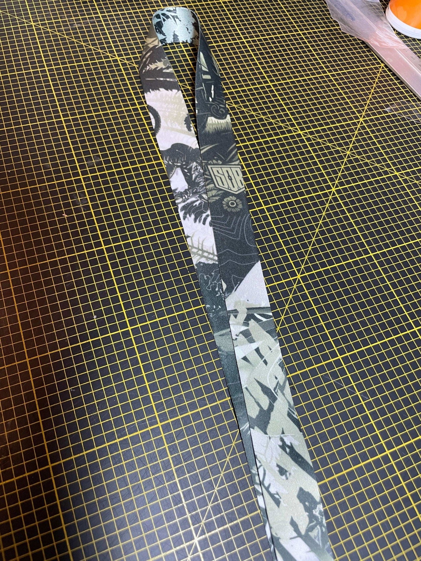 Sons of Battery - E-MTB Brand & Community Schlüsselanhänger Sons of Battery - Shred or Alive - Hochwertiges Schlüsselband / Lanyard mit Notfall Pfeife E-Bike-Community