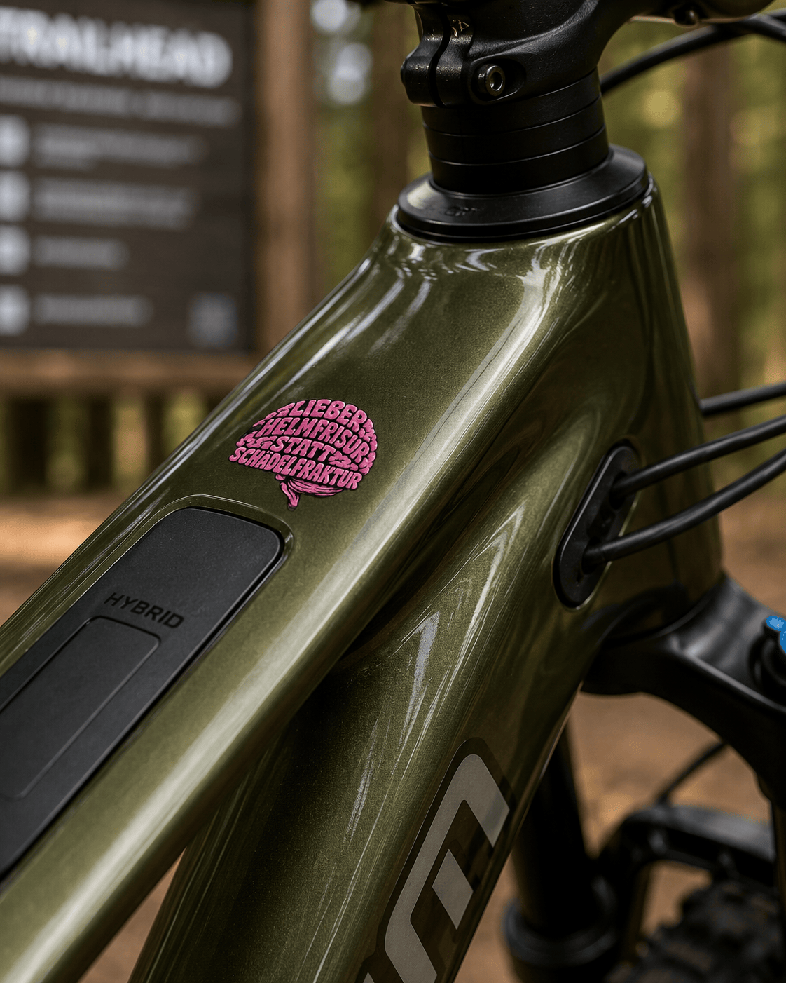 Sons of Battery - E-MTB Brand & Community Folien & Sticker 4 x 4 cm LIEBER HELMFRISUR STATT SCHÄDELFRAKTUR  – UV-Aufkleber für E-Bike & Mountainbike HELM E-Bike-Community