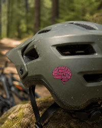 Sons of Battery - E-MTB Brand & Community Folien & Sticker 4 x 4 cm LIEBER HELMFRISUR STATT SCHÄDELFRAKTUR  – UV-Aufkleber für E-Bike & Mountainbike HELM E-Bike-Community