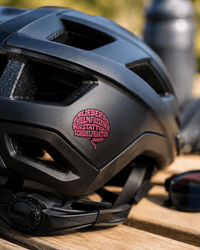Sons of Battery - E-MTB Brand & Community Folien & Sticker 4 x 4 cm LIEBER HELMFRISUR STATT SCHÄDELFRAKTUR  – UV-Aufkleber für E-Bike & Mountainbike HELM E-Bike-Community
