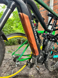 Sons of Battery® - E-MTB Brand & Community Folien & Sticker Holz 1 -  Akku Sticker Abdeckung Cover Universal / Schutzfolie / für alle E-Bikes E-Bike-Community