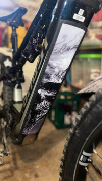 Sons of Battery® - E-MTB Brand & Community Folien & Sticker Skull 1 -  Akku Abdeckung Cover Universal / Schutzfolie / Unterrohr für alle E-Bikes auch Cube 750 wh oder 625 wh E-Bike-Community