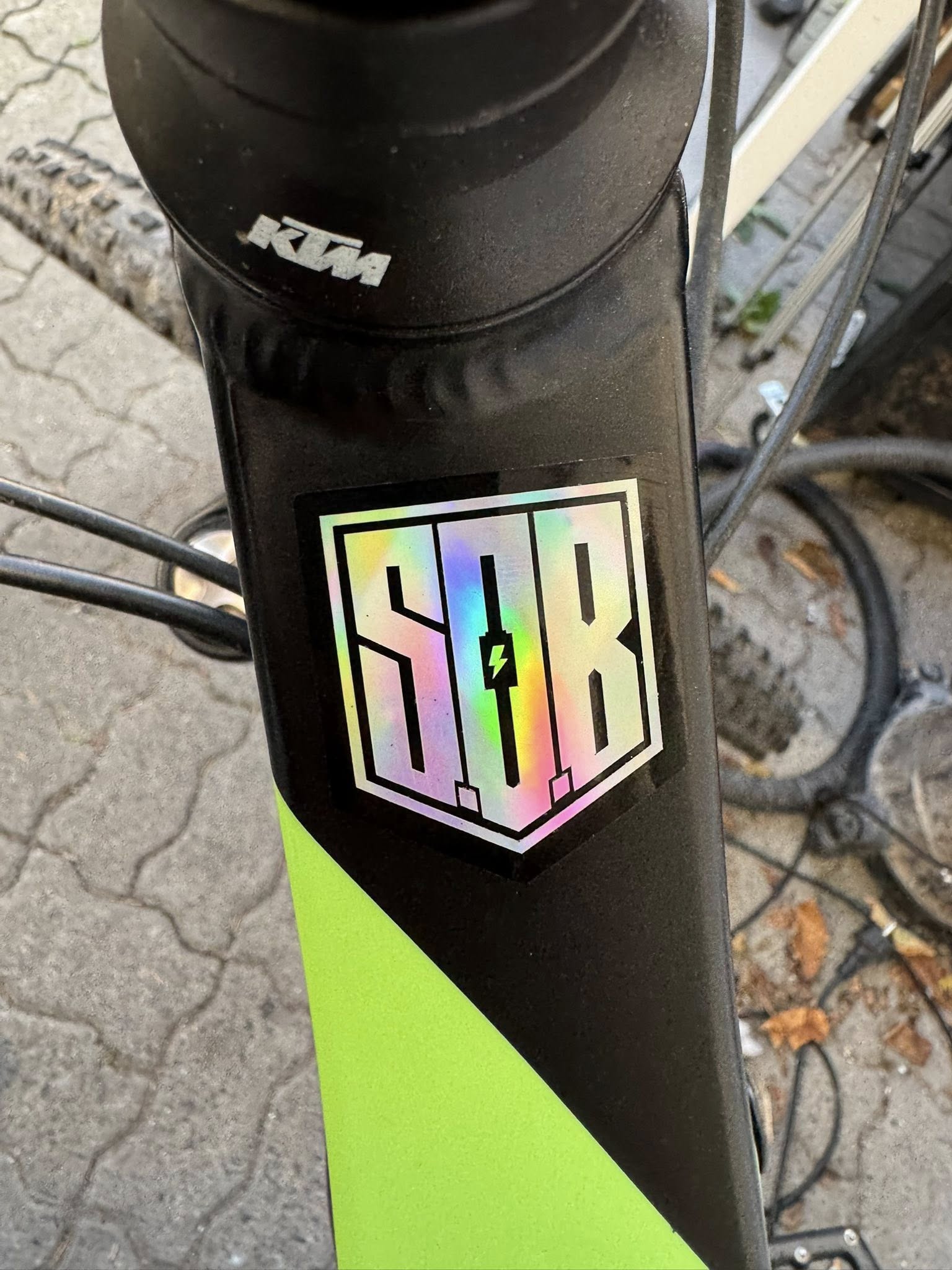 Sons of Battery® - E-MTB Brand & Community Folien und Sticker Holografische / Oilslick Effekt Sticker  - SoB - E-Bike-Community