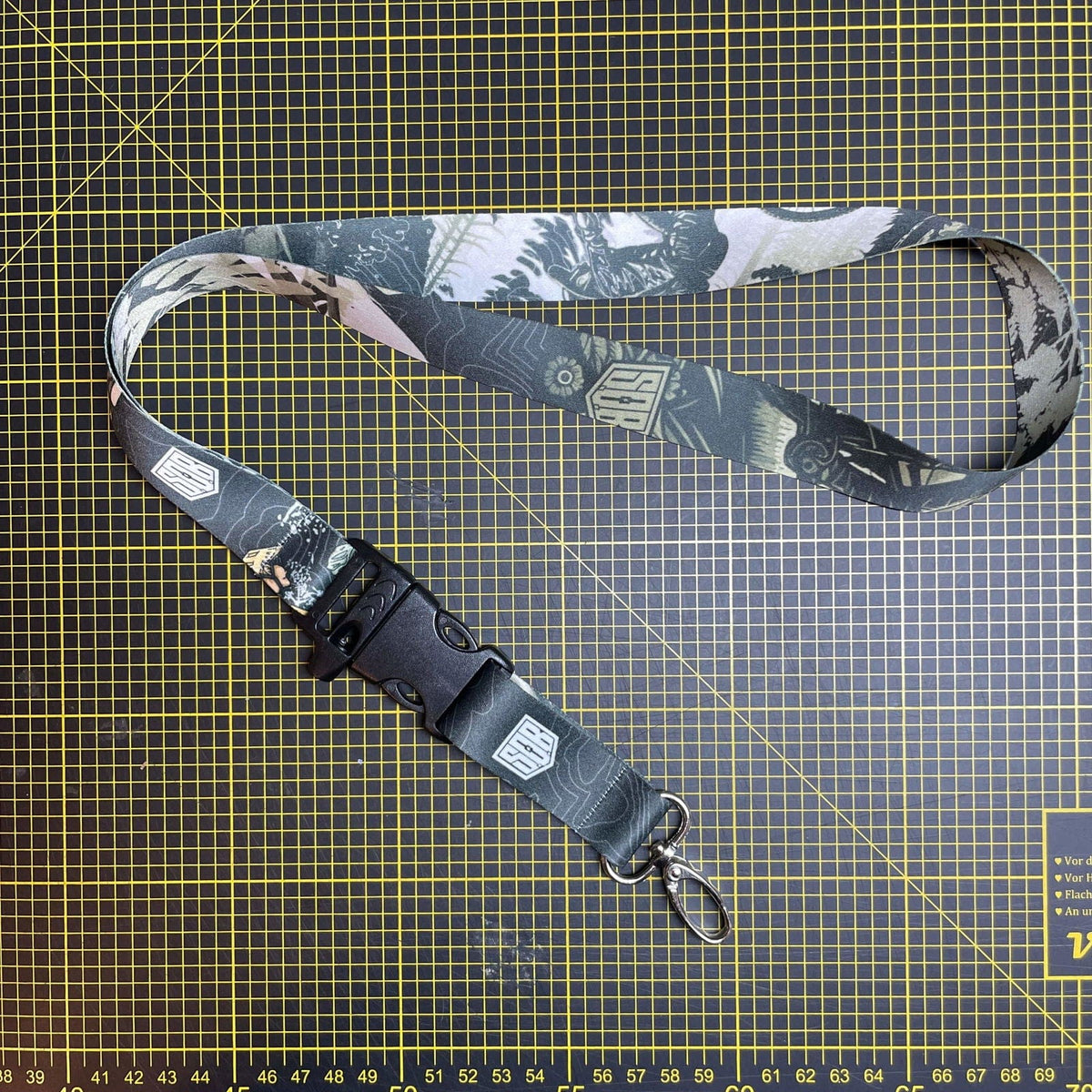 Sons of Battery - E-MTB Brand & Community Schlüsselanhänger Sons of Battery - Shred or Alive -  Hochwertiges Schlüsselband / Lanyard mit Notfall Pfeife E-Bike-Community