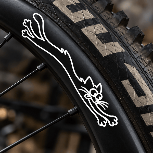 Sons of Battery® Felgenaufkleber Weiß Malu the Stretch Cat – MTB Felgenaufkleber - Sons of Battery© Original E-Bike-Community