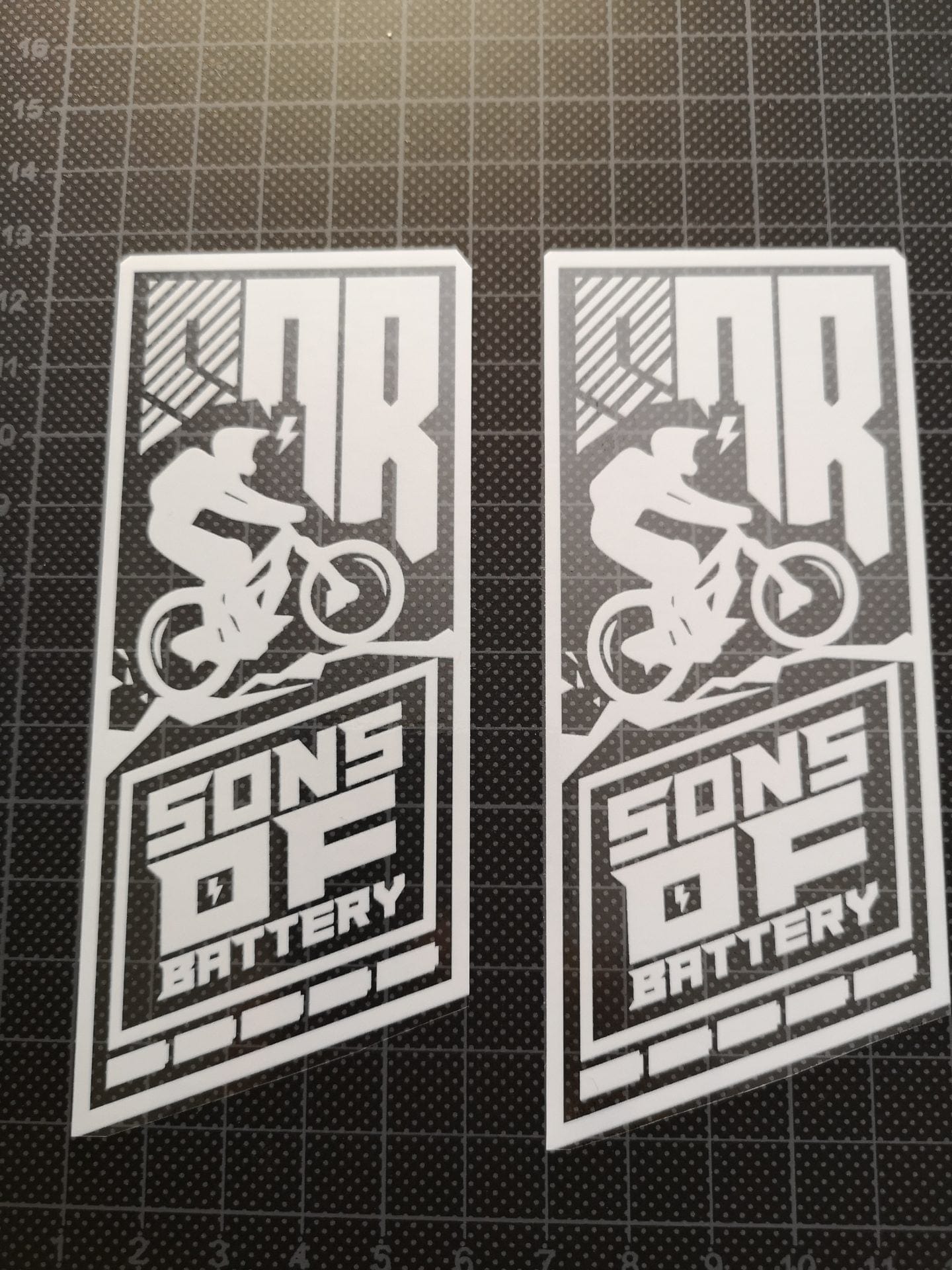 SONS OF BATTERY – Laminierter Weißdruck Transparent Sticker ( 12 x 5 cm) - Sons of Battery® - E-MTB Brand & Community